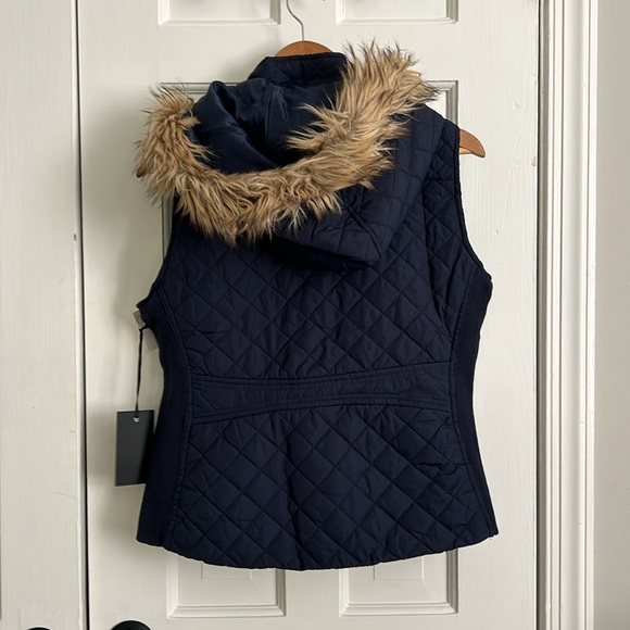 Women’s blue puffer vest, NWT, hood with faux fur, large - Picture 5 of 7